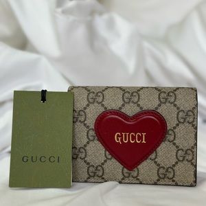 GUCCI GG Supreme Heart Bi-fold Wallet Valentine Edition